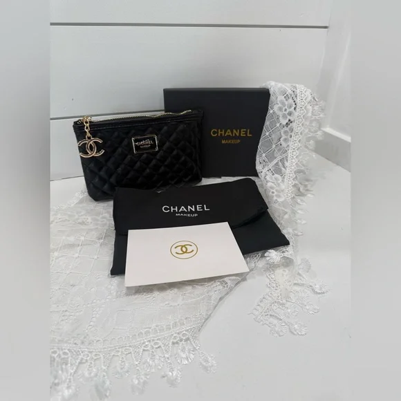 NEW CHANEL Makeup GWP Quilted Cosmetic Pouch With Gold CC Zipper - Picture 3 of 7